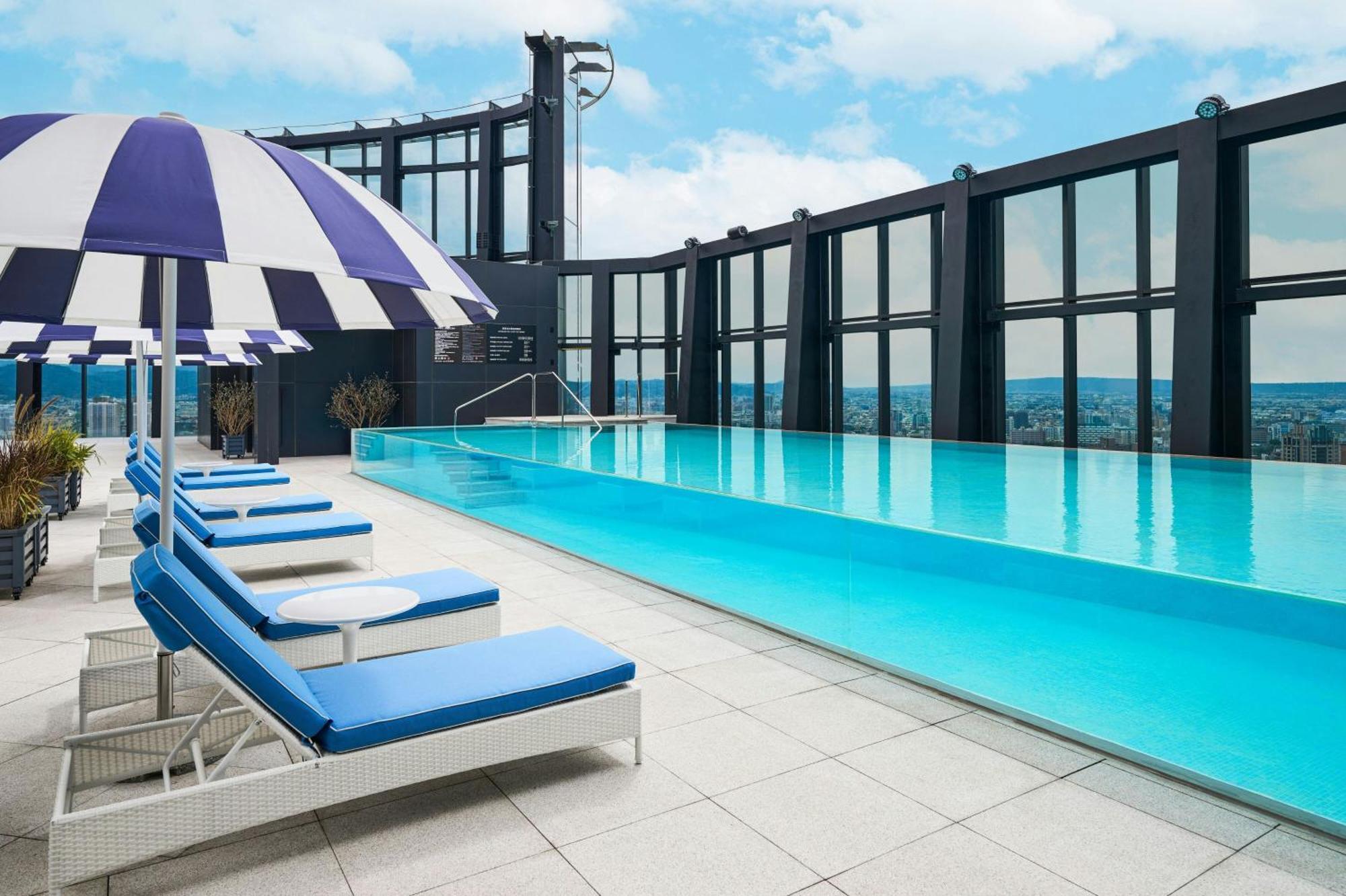 Le Meridien 台中市 エクステリア 写真 The rooftop pool at The Westin