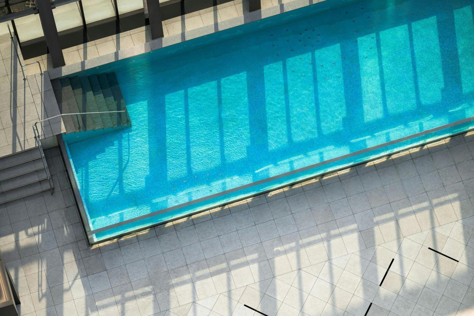 Le Meridien 台中市 エクステリア 写真 The pool at the top of the hotel