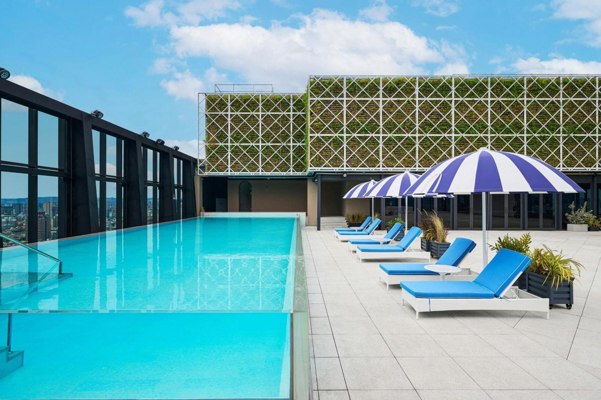 Le Meridien 台中市 エクステリア 写真 Rooftop pool at The Standard East Village