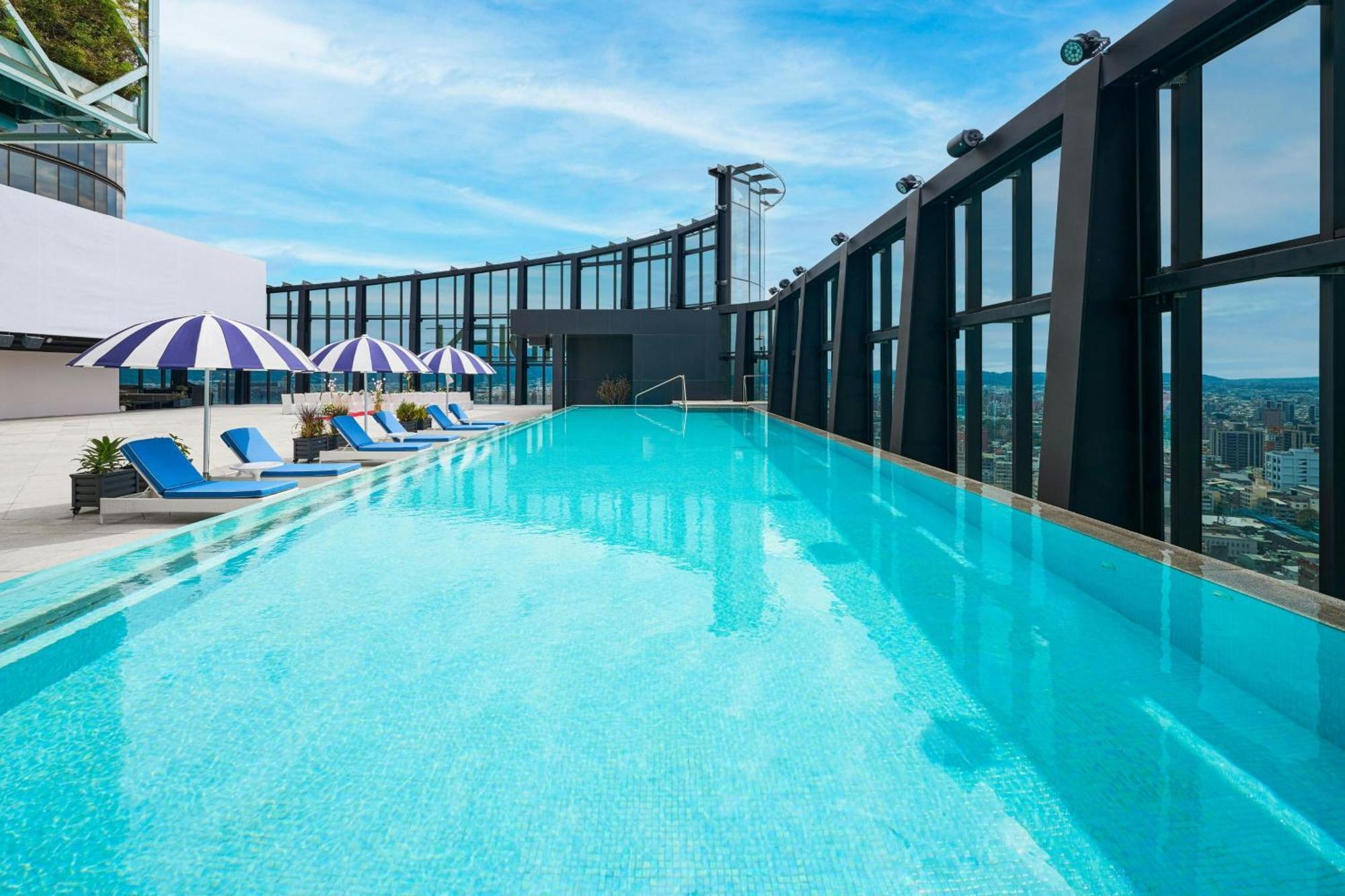 Le Meridien 台中市 エクステリア 写真 The rooftop pool at the hotel