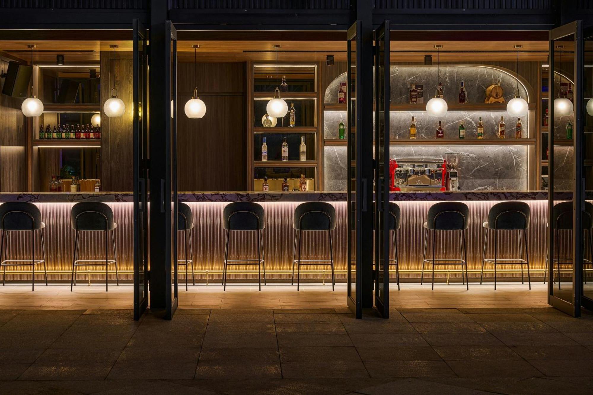 Le Meridien 台中市 エクステリア 写真 The bar at the top of the hotel