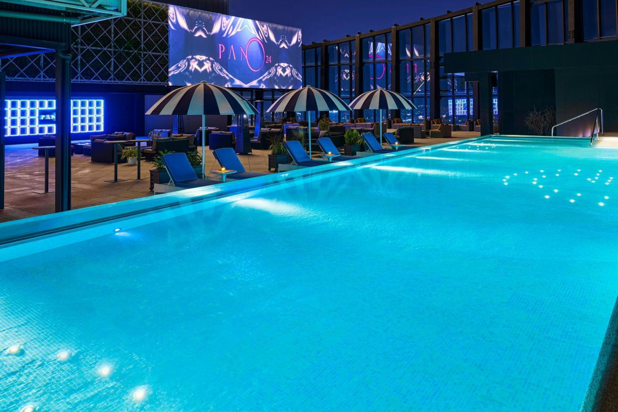 Le Meridien 台中市 エクステリア 写真 The rooftop pool at the hotel